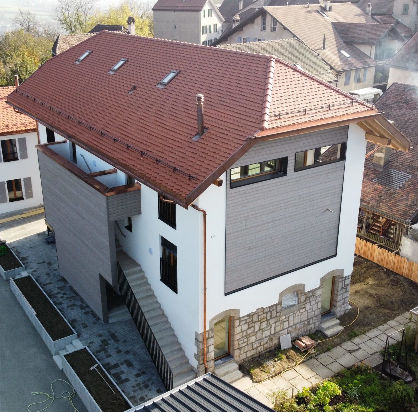 Cossonay (Vaud) Rénovation bâtiment : toiture, charpente, couverture, ferblanterie, ossature bois, façade bois