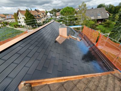 Tuiles photovoltaïques, rénovation toiture Vaud, ferblanterie cuivre Gros-de-Vaud, toiture Cossonay