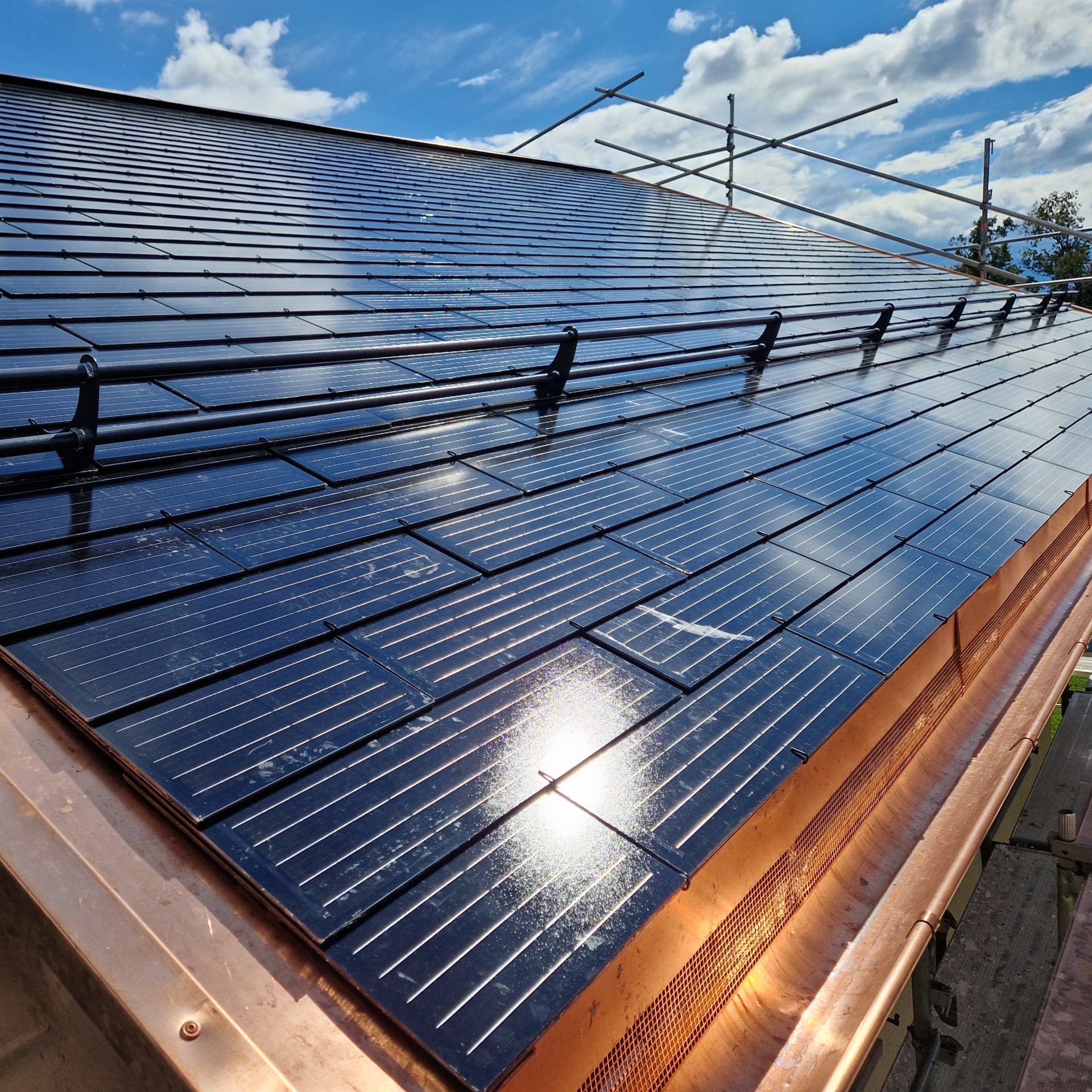 Tuiles photovoltaïques, rénovation toiture Vaud, ferblanterie cuivre Gros-de-Vaud, toiture Cossonay