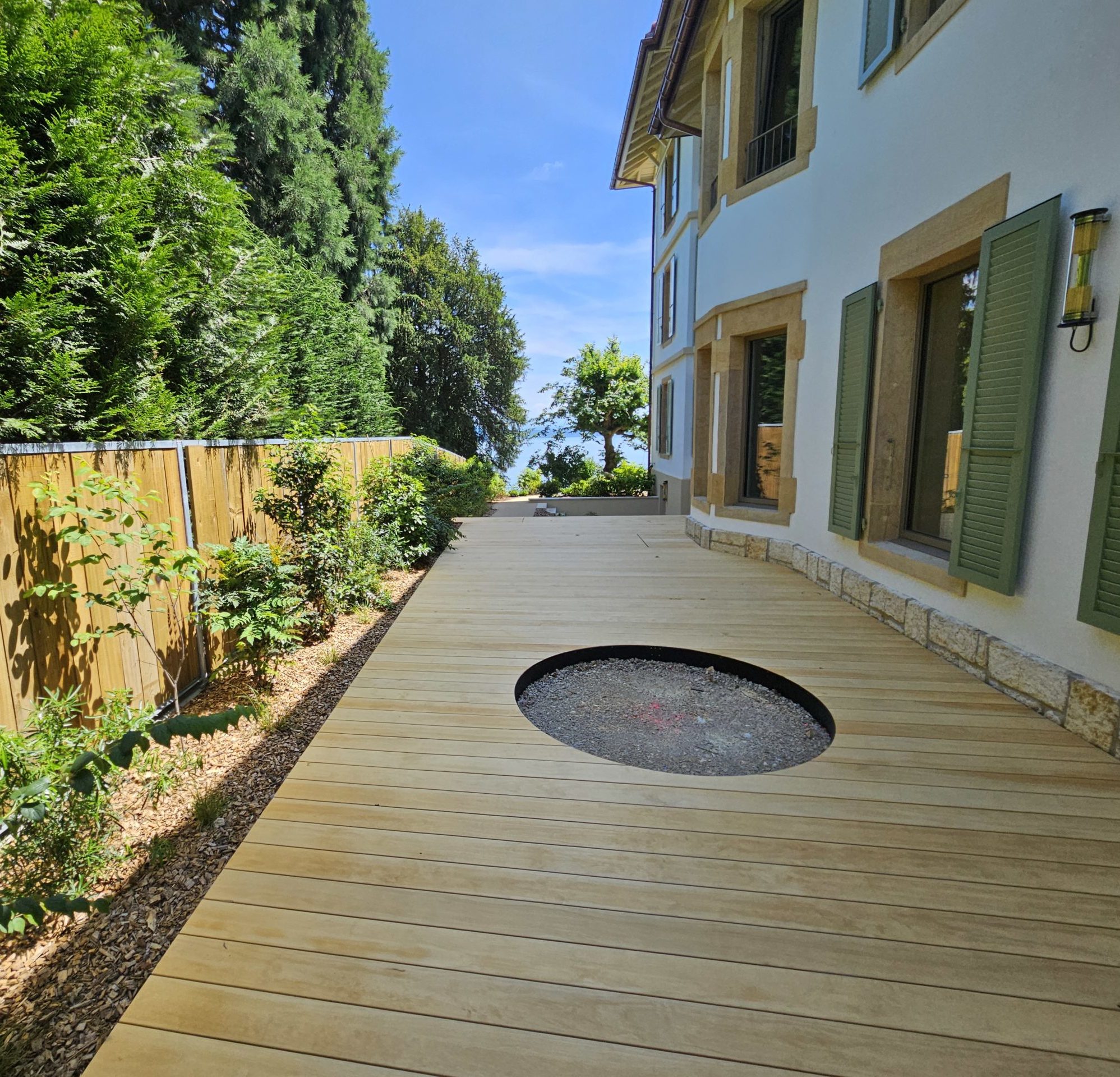 Terrasse bois accoya, menuiserie Neuchâtel