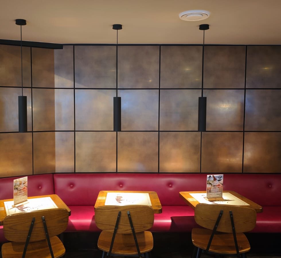 Bar le Charlot Neuchâtel Plaque cuivre Nordic Copper, Aurubis Menuiserie décoration intérieure Neuchâtel